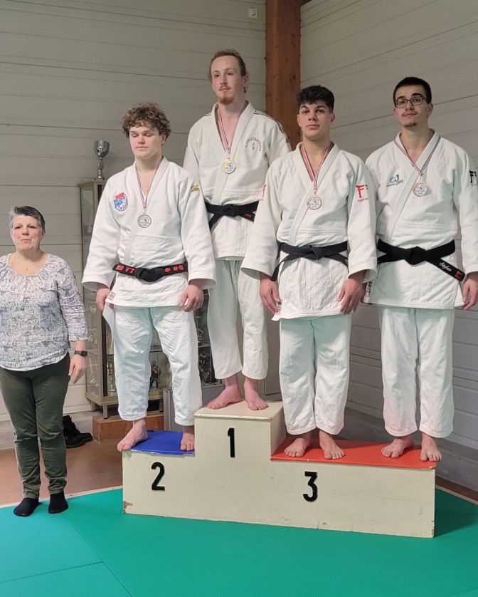 Image de l'actu 'Ce samedi 8 Février avait lieu le Championnat Régional Junior à Vendôme pour les qualifications pour les Championnats de France 1ère division. Félicitations à Antonin RAVOT -90kg qui termine 1er Troisième. Merci Alaric pour le coaching'