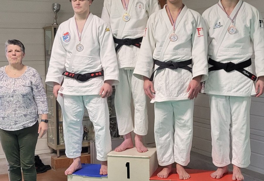 Ce samedi 8 Février avait lieu le Championnat Régional Junior à Vendôme pour les qualifications pour les Championnats de France 1ère division.  Félicitations à Antonin RAVOT -90kg qui termine 1er Troisième.  Merci Alaric pour le coaching